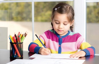 71060673 - little girl is drawing picture