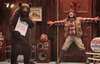Un cazador, un oso y Pharrell Williams, la sorprendente campaña interactiva de Tipp-Ex