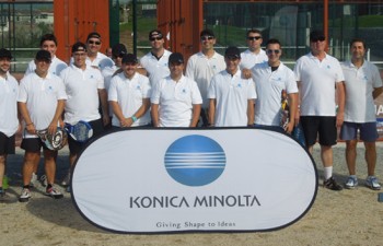 Jugando al padel con Konica Minolta